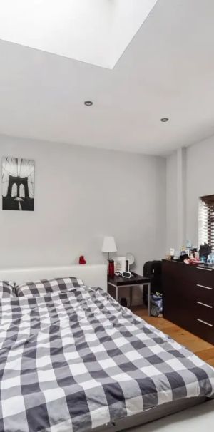 3 bedroom flat in London - Photo 1