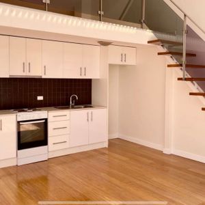 Versatile One-Bedroom Loft in Sydney CBD - Photo 2