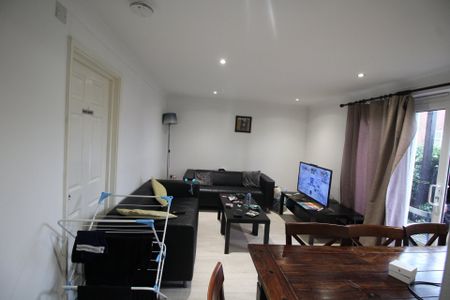 3 bed flat to rent in Rouse Way, Colchester - Photo 4