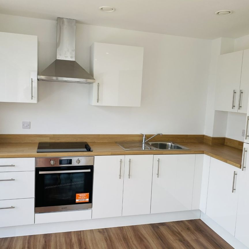 2 Bed Flat, Trafford Road, M5 - Photo 1