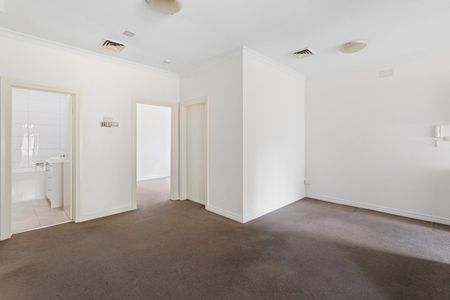 THREE BEDROOMS IN QUIET LOCATION - Photo 3