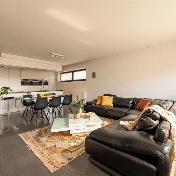 Ruim en strak appartement met 2 slaapkamers en zuidgericht terras. - Photo 1