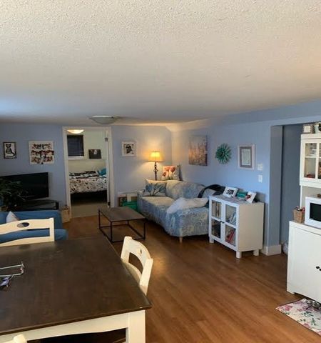 Upper Unit – Beautiful Carriage Home - Photo 3