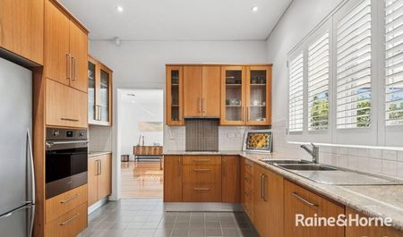 Spectacular City Views in a Stunning Family Home - Photo 5