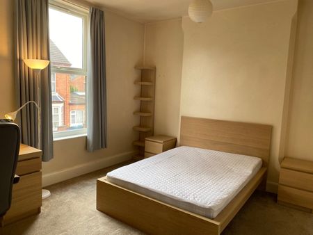 6 Bed Semi-Detached House, Epperstone Road, NG2 - Photo 2