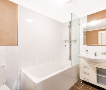 Large 3 Bedroom Unit in the Heart of Penrith - Photo 3