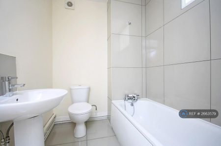 2 bedroom maisonette to rent - Photo 2