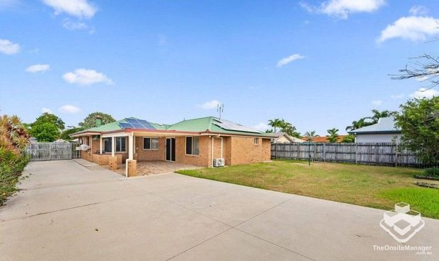 Spacious 3 Bedroom Home 2 Bathroom, 3 Car - Photo 1