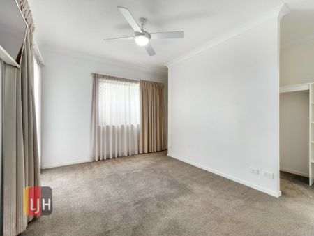 LOW MAINTENANCE LIVING - 2 CAR SPACES & LIFT ACCESS TO UNIT ! - Photo 2