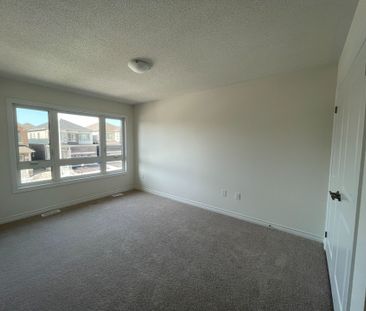 For Lease - 20 PHOENIX Boulevard, Barrie, Ontario - Photo 2