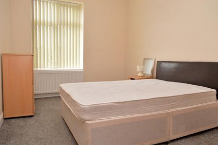 Room 3 821 Hollins Road, Oldham - Photo 5