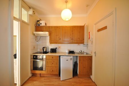 One Bedroom House to rent in London - Photo 3