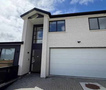 Modern & Spacious Family Home in Browns Bay - Photo 3