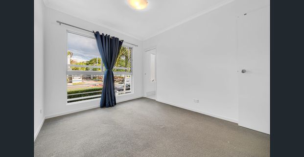 Stylish, low-maintenance apartment with pool in a secure complex offering both comfort and convenience. - Photo 1