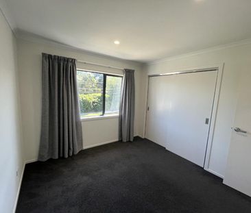 Three bedroom partially furnished home - Photo 4