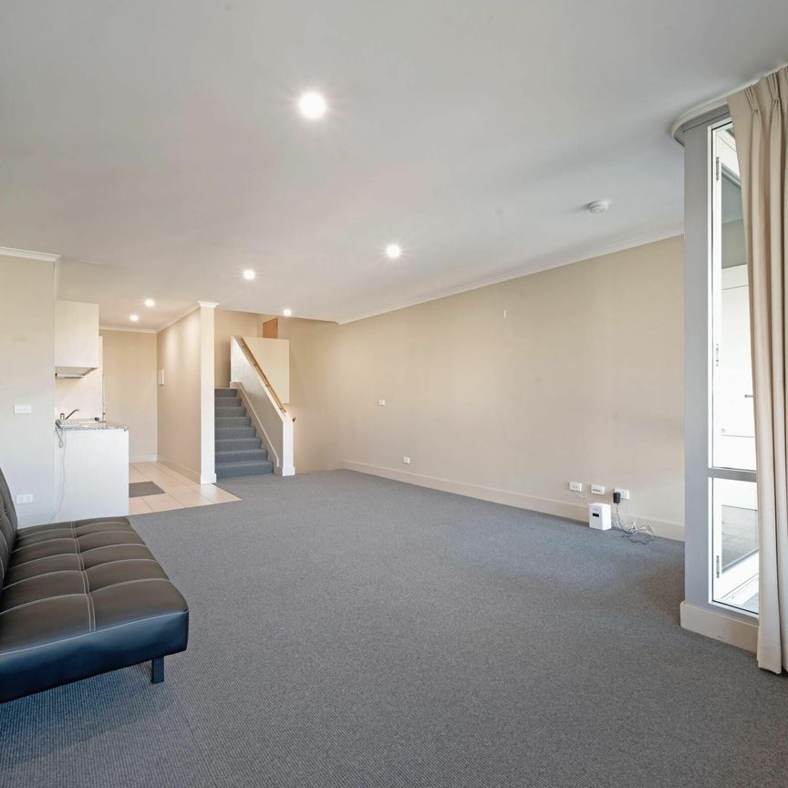 Split-level, Top Floor 1 bed + study nook apartment! - Photo 1