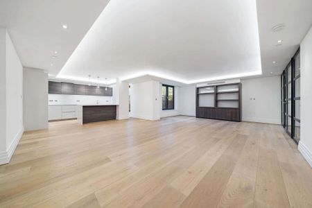 A modern two bedroom apartment on Kensington Garden Square, situated just a short walk from Kensington Gardens. - Photo 2