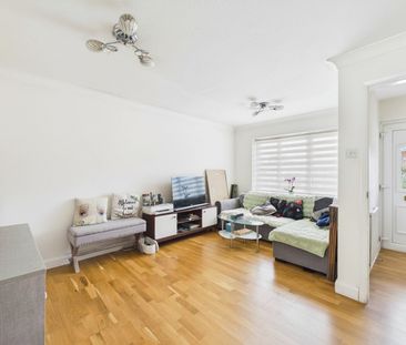 3 bedroom House in Isis Close, Wokingham - Photo 2