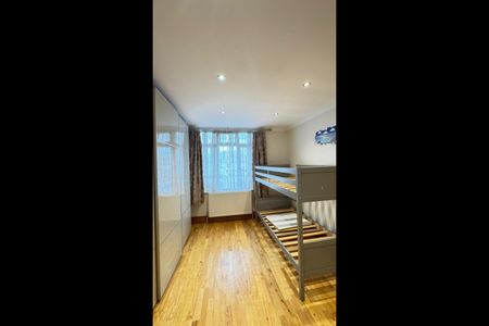 5 Bed Terraced House, Manor Road, IG11 - Photo 3