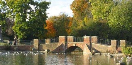 Fabulous two bedroom apartment in an exclusive gated development overlooking the park and lakes of Verulamium. - Photo 4