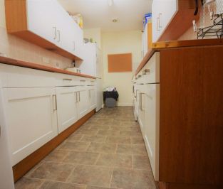 6 bedroom Flat in Hollybank, Leeds - Photo 5