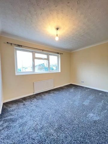 4 bedroom semi-detached house to rent - Photo 3