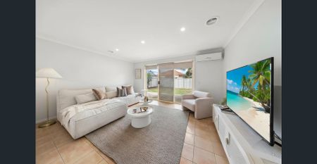 Comfortable Family Living Opposite Parklands - Photo 2