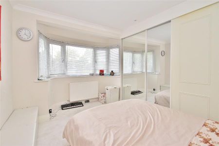 Elm Close, Horsell - 4 bedrooms Property for lettings - Seymours - Photo 3