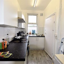 2 bedroom House in Woodlea Mount, Leeds - Photo 1