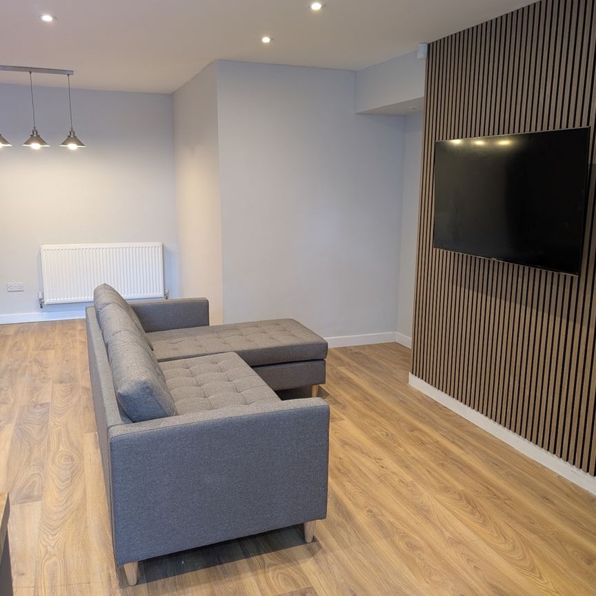 2 Bed Flat, Victoria Road, LS6 - Photo 1