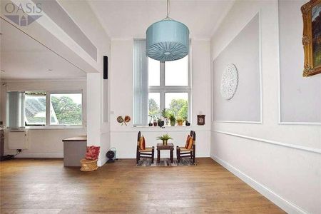 Wild Oaks, Acacia Road, Staines-upon-thames, Surrey, TW18 - Photo 2