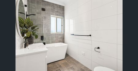 Modern Family Home with Heated Pool, Solar Power & Workshop Garage - Photo 2