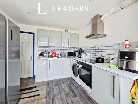 1 bedroom in a house share to rent - Photo 2