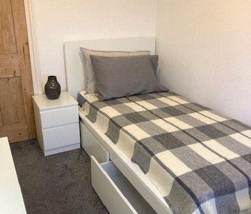 1 bedroom in a flat share to rent - Photo 5