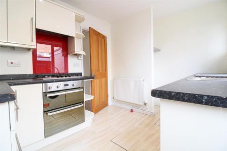 3 bedroom flat to rent - Photo 2
