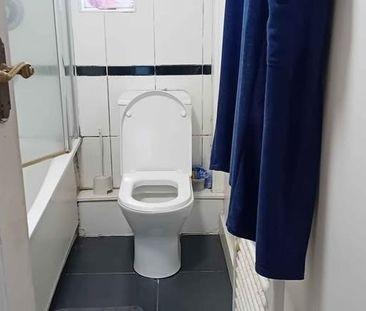 1 bedroom in a flat share to rent - Photo 4