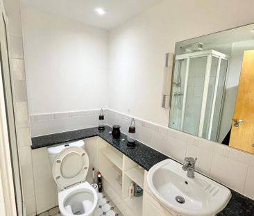 1 bedroom in a flat share to rent - Photo 4