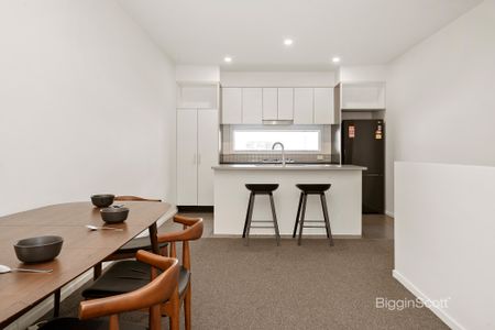 FULLY FURNISHED TOWNHOUSE IN SOUGHT AFTER NORTH MELBOURNE! - Photo 2