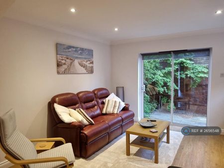 4 bedroom end of terrace house to rent - Photo 2