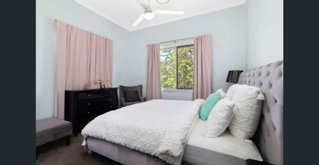 Beautiful 3 Bedroom Home with Study in Hamilton with Side Access! - Photo 5