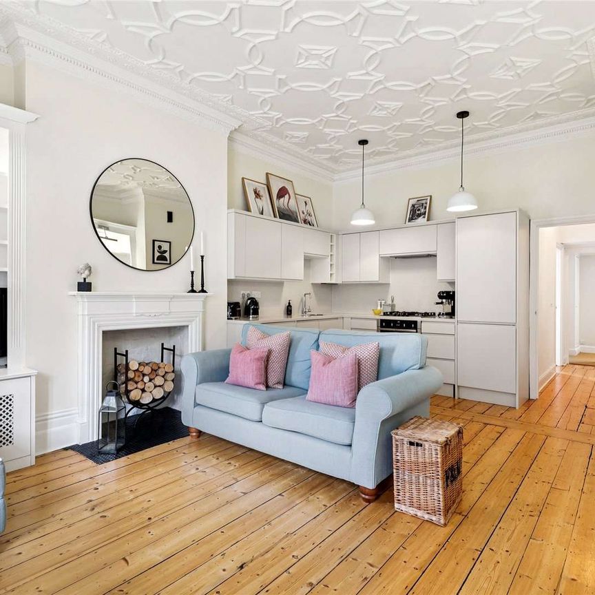 A smart two bedroom flat with high ceilings and wood floors on the Fulham Road. - Photo 1
