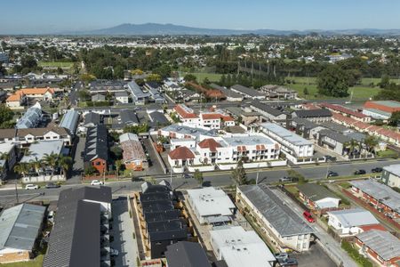 This contemporary two-bedroom, two-bathroom townhouse on Charlemont Street offers open-plan living with a modern kitchen, heat pump for year-round comfort. - Photo 3