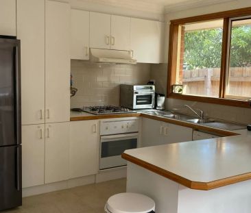 ***UNDER APPLICATION*** FANTASTIC LOCATION, SPACIOUS HOMELY UNIT! - Photo 4
