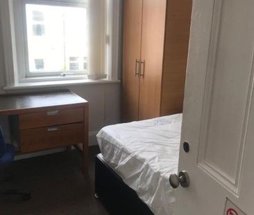 3 bedroom flat to rent - Photo 6