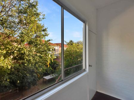 TOP FLOOR OVERSIZED TWO BEDROOM PLUS SUNROOM APARTMENT - Photo 4