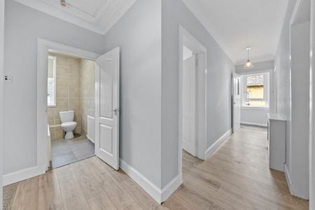 3 bedroom flat to rent - Photo 4