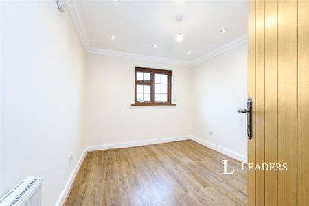 4 bedroom semi-detached house to rent - Photo 5