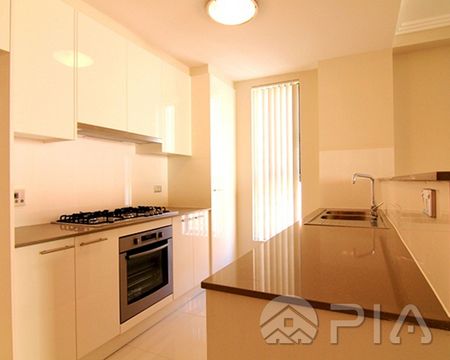 OVERSIZED 2 BEDROOM + STUDY APARTMENT!! SWIMMING POOL!! - Photo 2