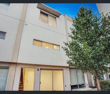 Fantastic opportunity to rent a three storey townhouse! - Photo 1