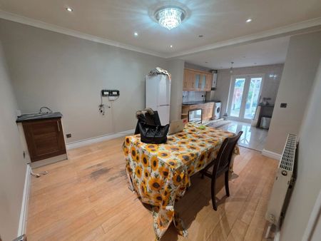 5 Bed Semi-Detached House, Georgian Court, HA9 - Photo 2